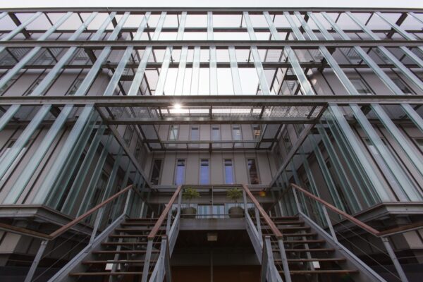 Moderne gevel van het kantoorgebouw aan de Orteliuslaan met metalen trappen en glazen gevelpanelen.