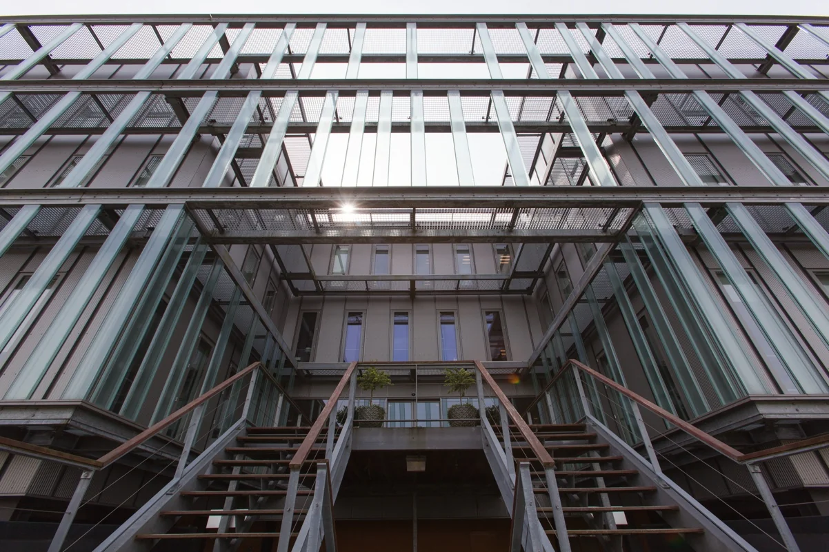 Moderne gevel van het kantoorgebouw aan de Orteliuslaan met metalen trappen en glazen gevelpanelen.