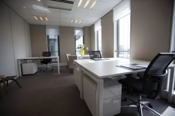 Modern, licht kantoorpand aan de Orteliuslaan met strakke bureaus, ergonomische stoelen en grote ramen.