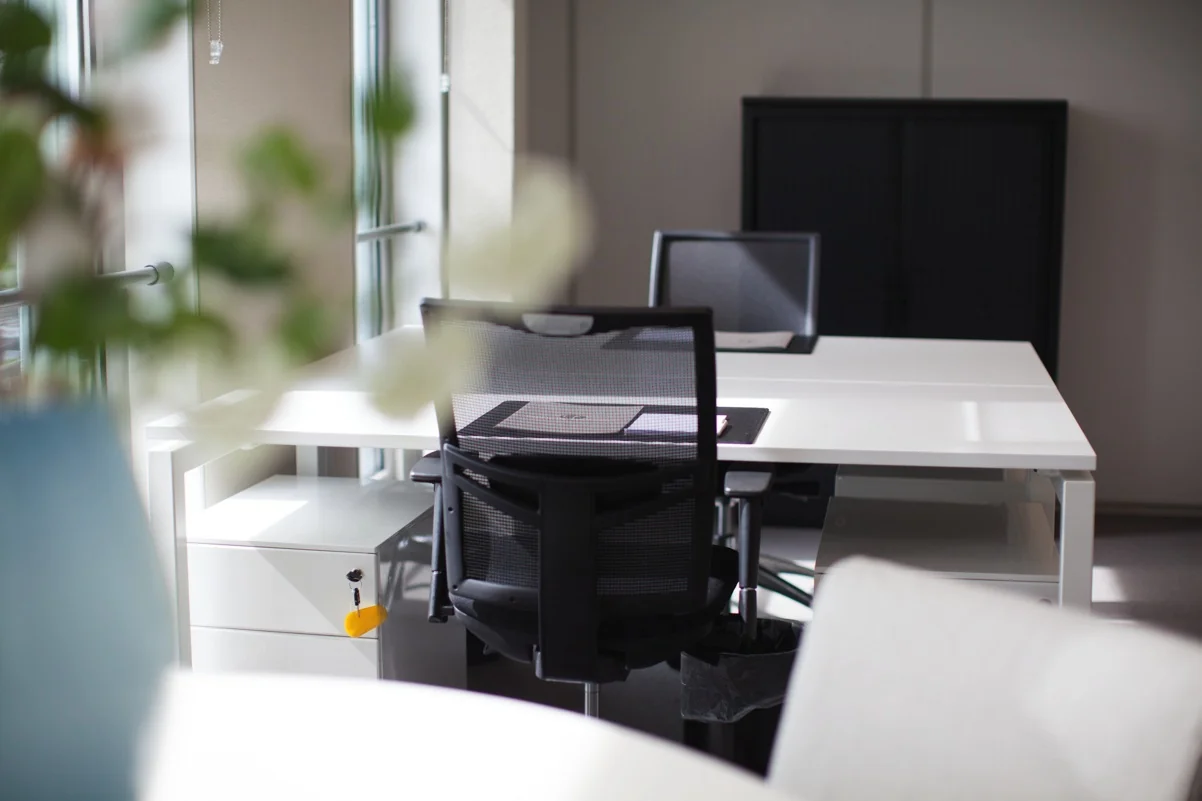 Modern kantoor met twee bureaus, bureaustoelen en natuurlijk licht aan de Orteliuslaan.