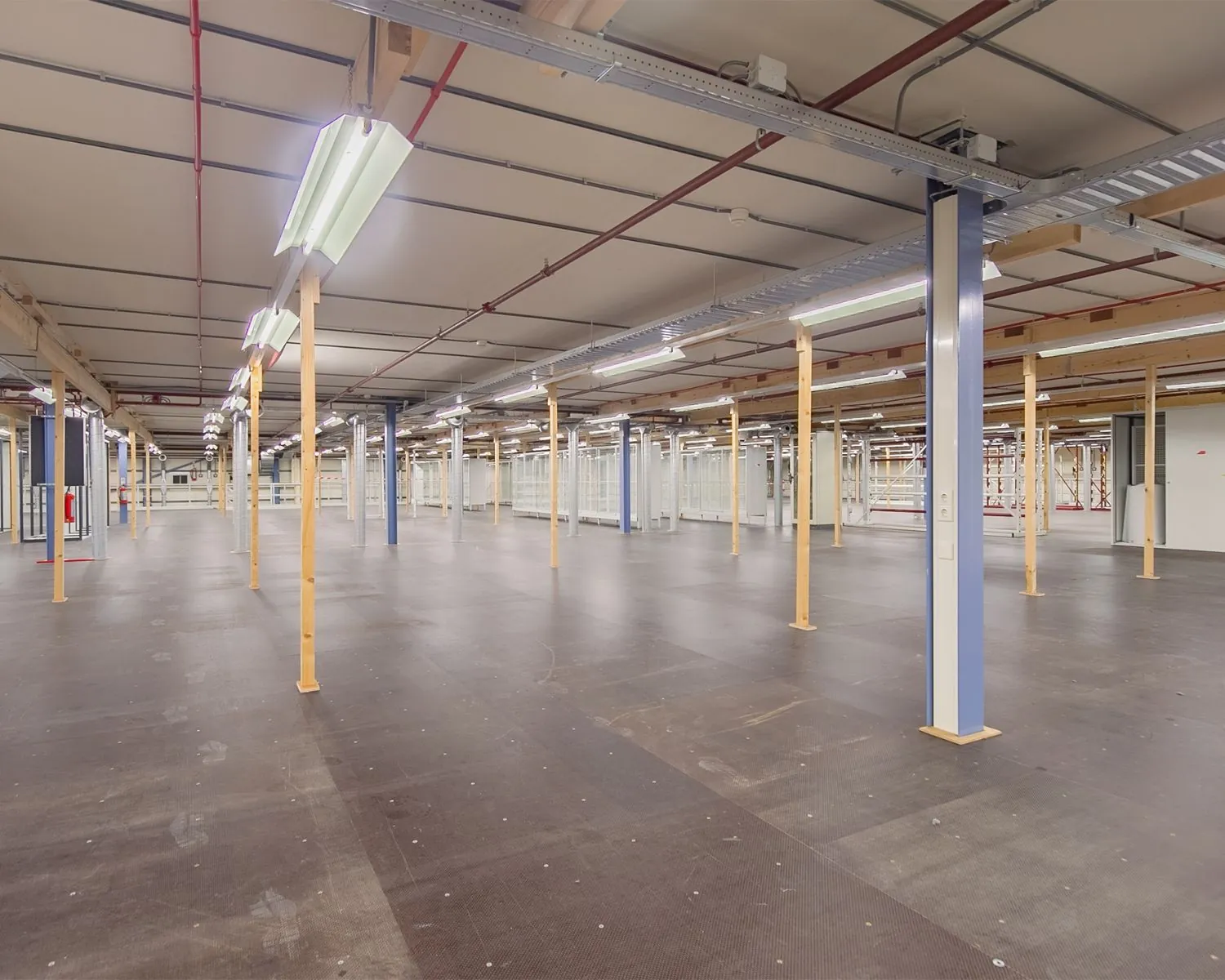 Ruime, lege kantoor- of bedrijfsruimte met kolommen en plafondverlichting aan de Albert Einsteinweg 5 in Lelystad.