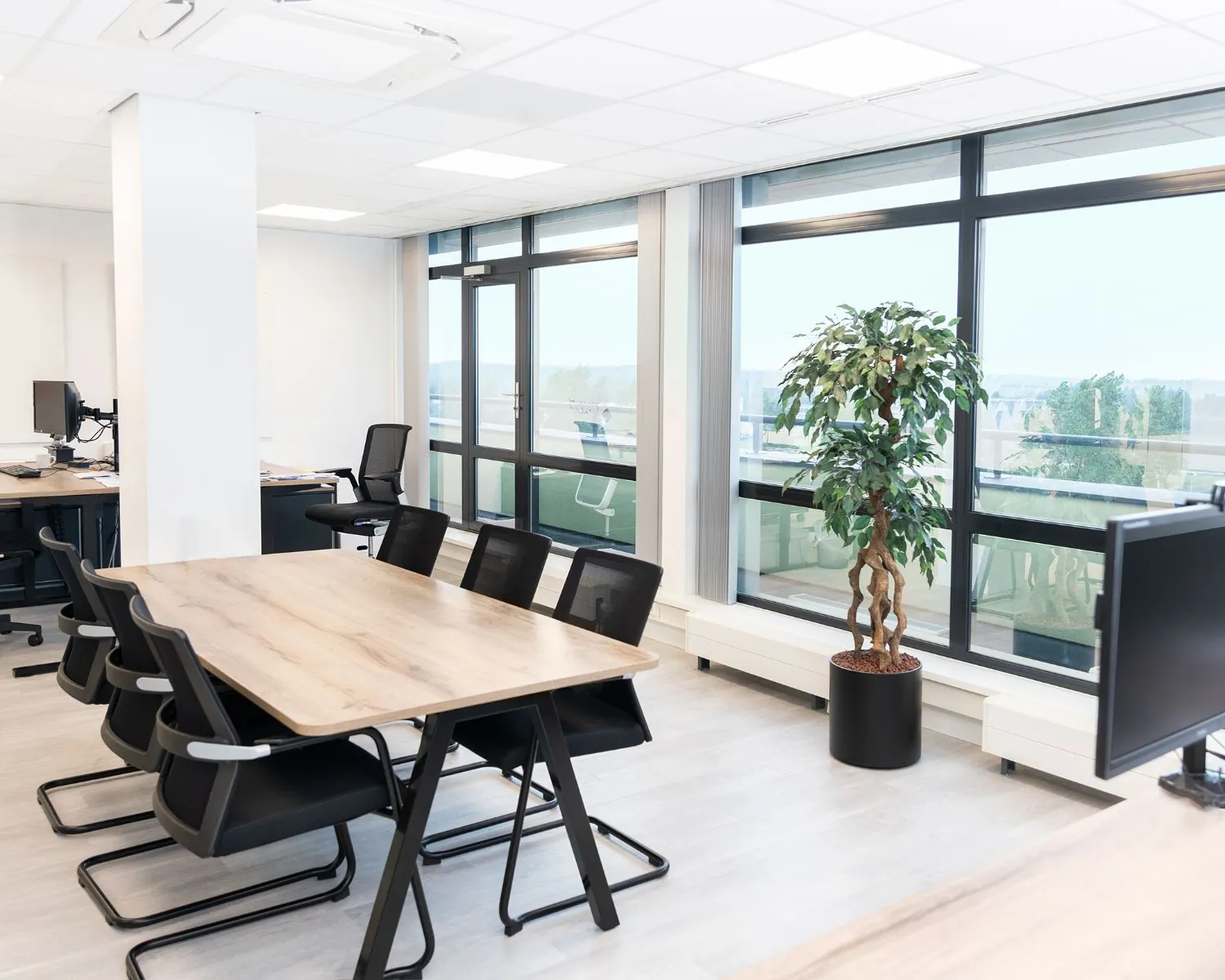 Moderne en lichte kantoorruimte aan de Pascallaan 60-78 in Lelystad met vergadertafel, bureaus en grote ramen.