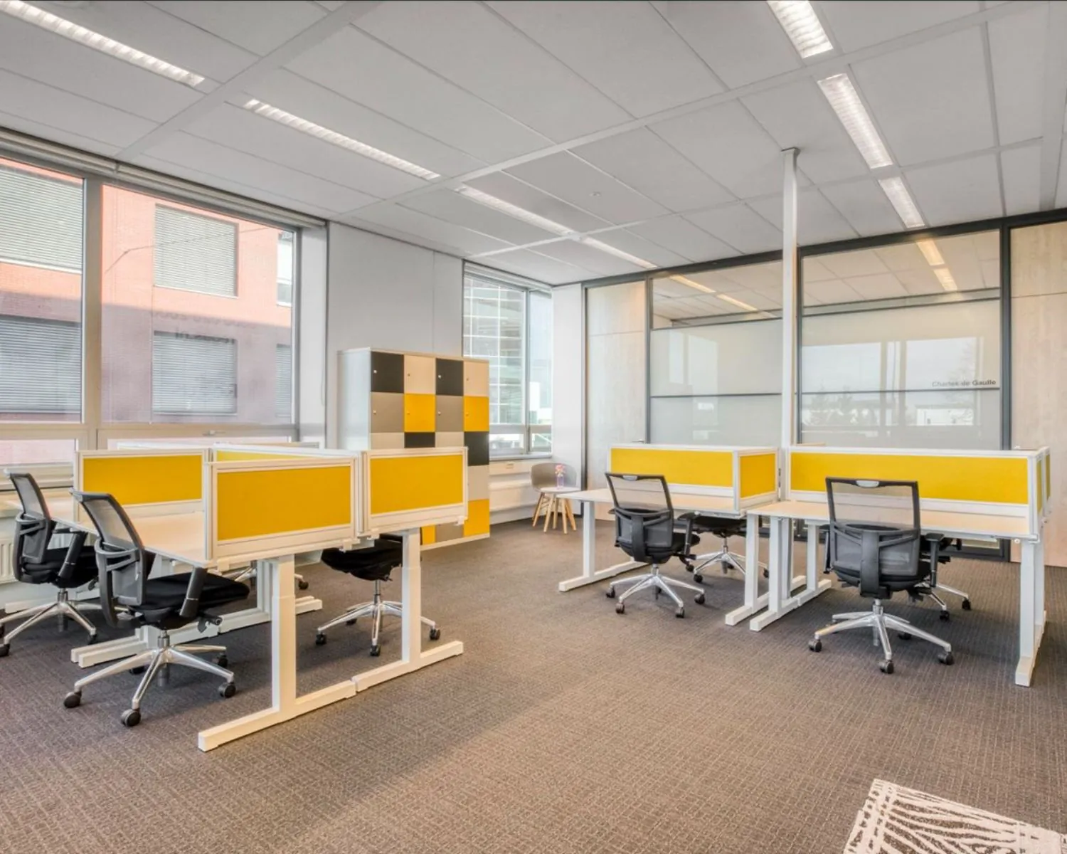 Moderne kantoorruimte met werkplekken en gele scheidingswanden in Flight Forum 40, Eindhoven.