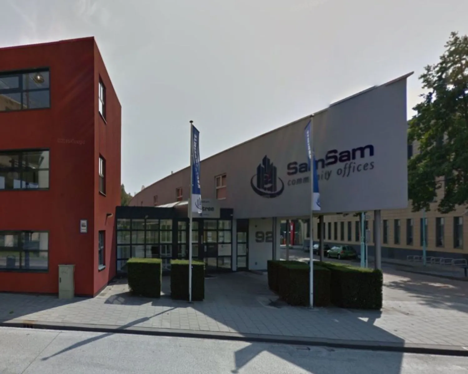 Vooraanzicht van het kantoorgebouw aan de Arlandaweg 92 in Amsterdam met het logo van SamSam community offices.