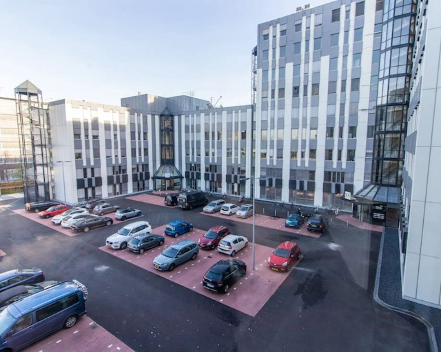 Kantoorgebouw aan de Gaetano Martinolaan 75-95 in Maastricht met parkeerterrein op de voorgrond.
