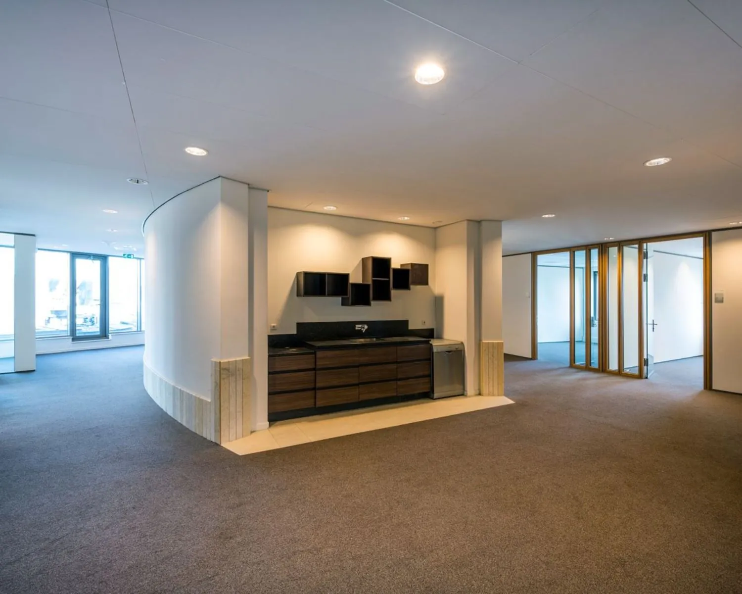 Moderne kantoorruimte met pantry en glazen scheidingswanden aan de Laan van Langerhuizen 1 in Amstelveen.