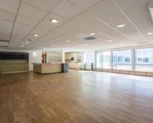 Moderne, lichte kantoorruimte met houten vloer en grote raampartijen in Reeuwijkse Poort 114.