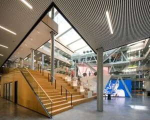 Moderne, ruime kantoorruimte met open trappen en glazen wanden aan de Taurusavenue 165 in Hoofddorp.