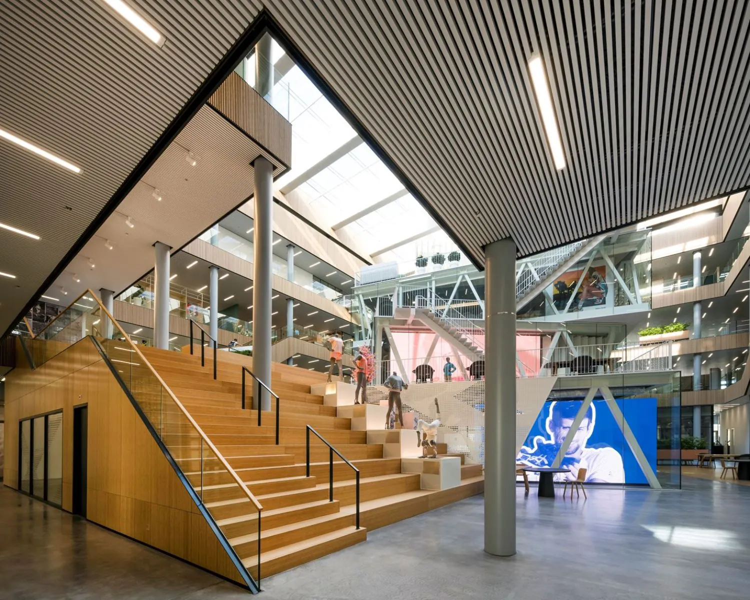 Moderne, ruime kantoorruimte met open trappen en glazen wanden aan de Taurusavenue 165 in Hoofddorp.