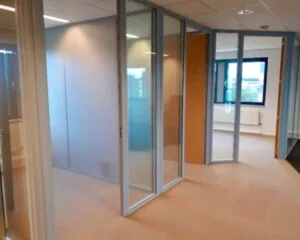 Moderne kantoorruimte met glazen scheidingswanden aan de Hardwareweg in Amersfoort.