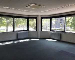 Lichte, leegstaande kantoorruimte met grote ramen aan de Hooilaan 1 in Breda.