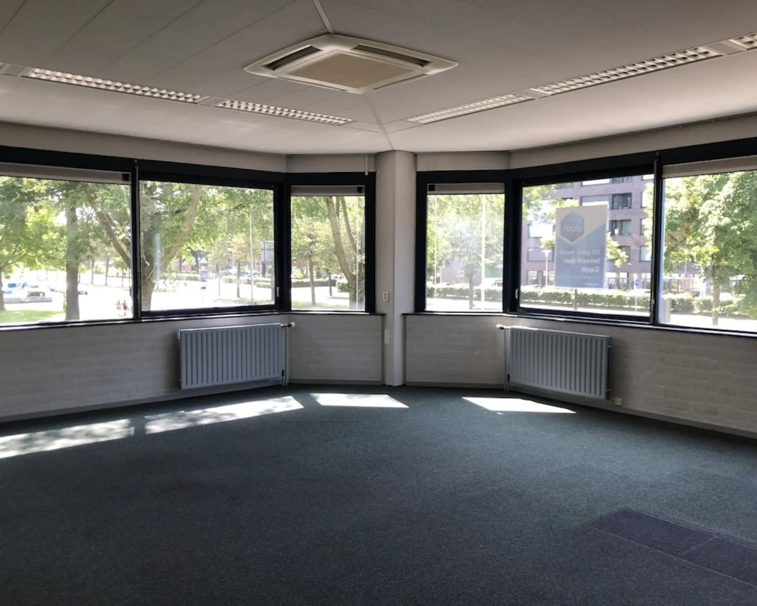 Lichte, leegstaande kantoorruimte met grote ramen aan de Hooilaan 1 in Breda.