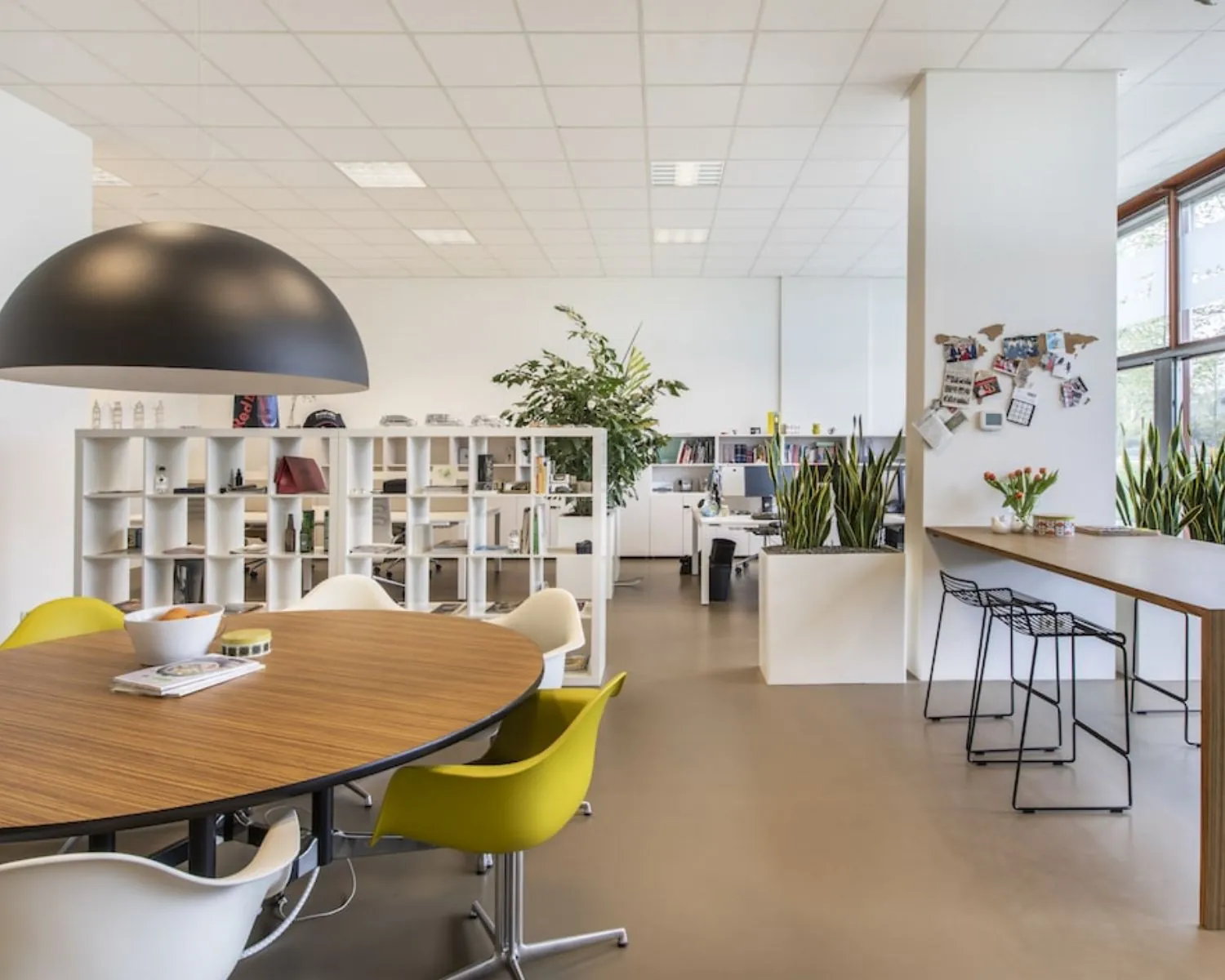 Moderne kantoorruimte aan de Panamalaan 104 in Amsterdam met open werkplekken, een vergadertafel en veel natuurlijke lichtinval.