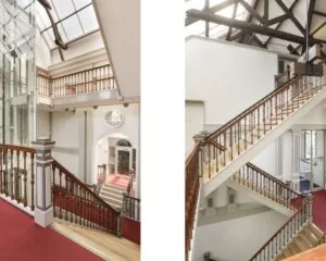 Ruim en licht trappenhuis met houten leuningen en glazen lift in kantoorpand aan de Wilhelminastraat 43A in Haarlem.