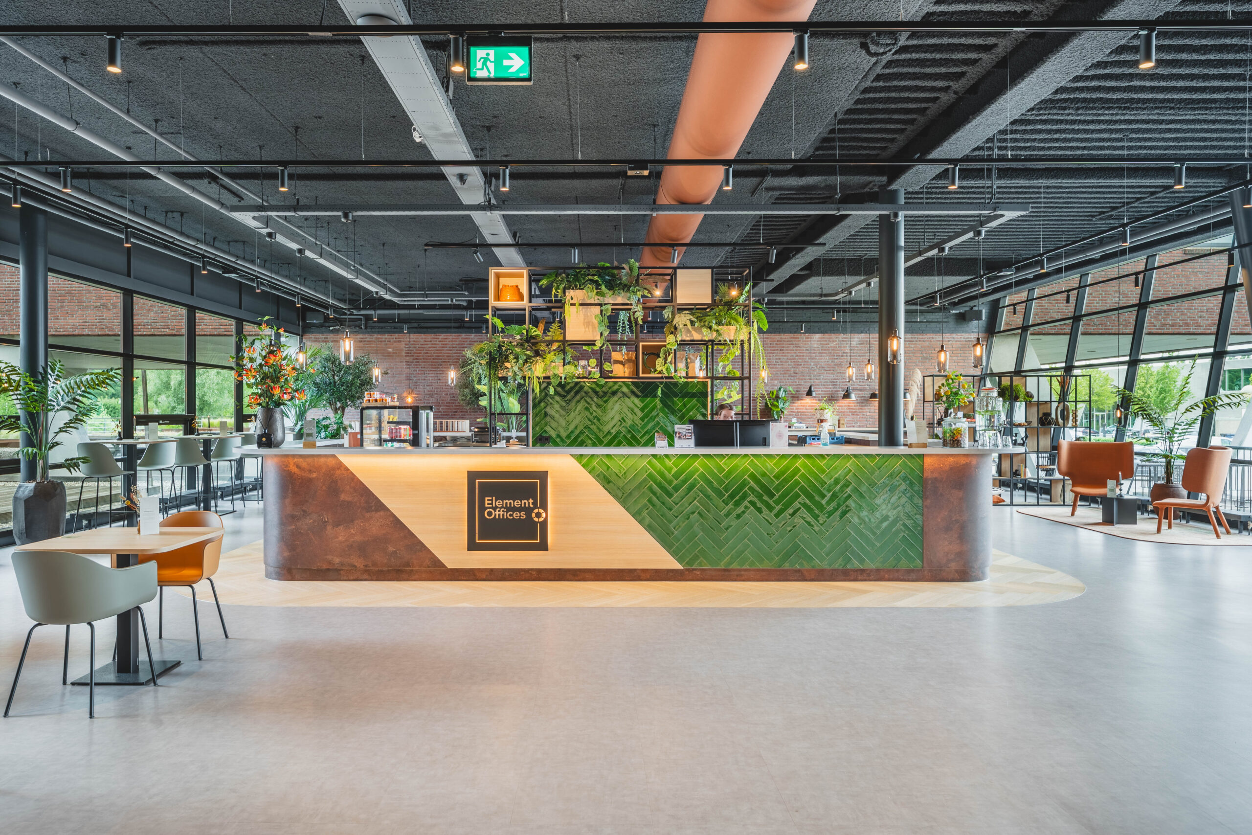 Entree van Element Offices Rijnzathe met een moderne balie, groene accenten en veel natuurlijk licht.