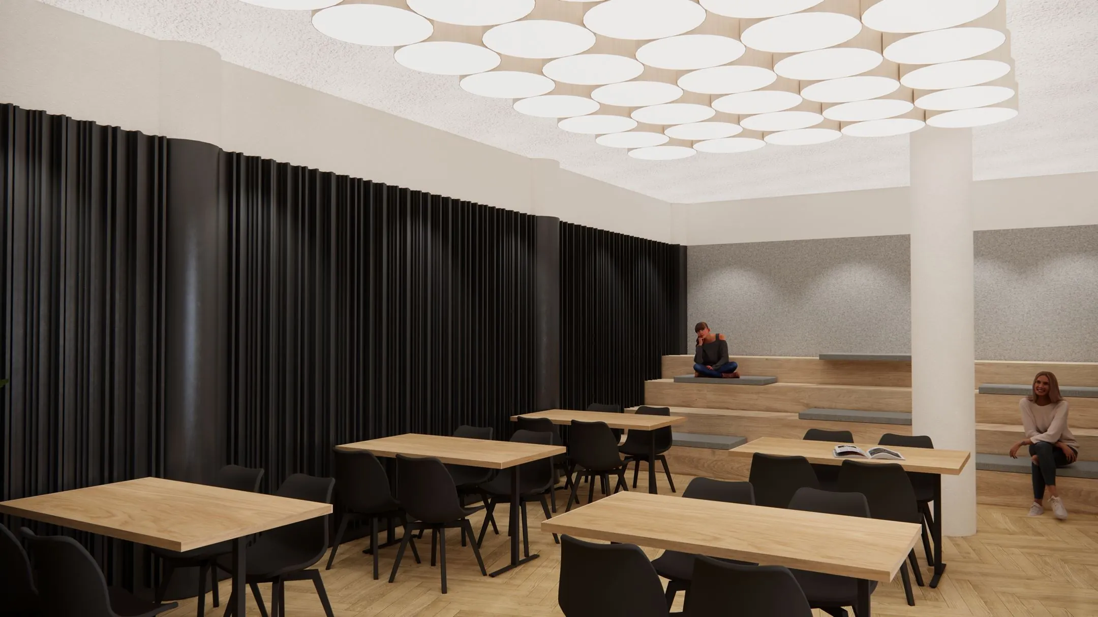 Moderne ruimte met houten tafels, zwarte stoelen en een tribune met zitkussens onder een plafond met ronde lichtpanelen.