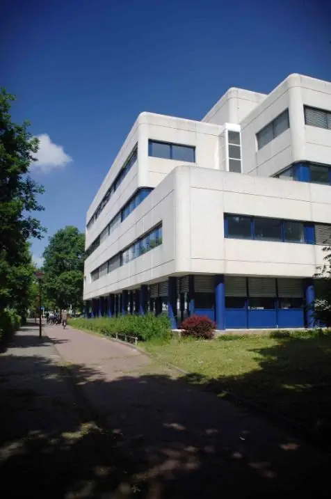 Kantoorgebouw aan de Vreeswijksestraatweg met moderne architectuur en blauwe raamkozijnen.