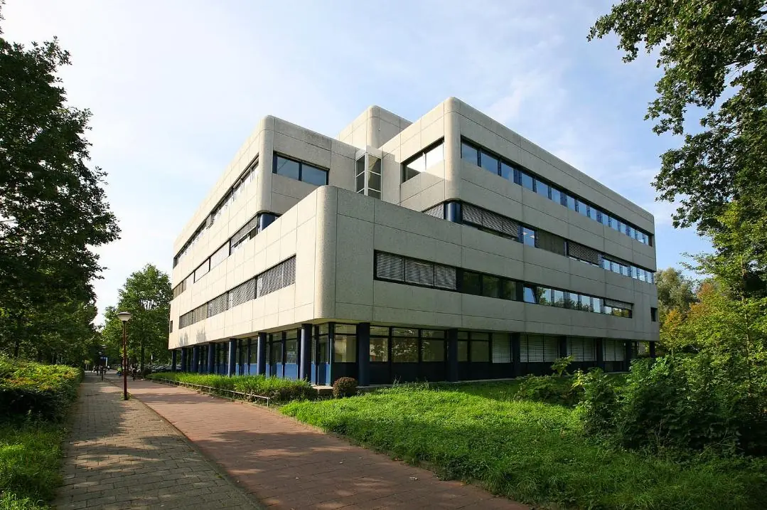 Modern kantoorgebouw aan de Vreeswijksestraatweg omgeven door groen en een wandelpad.