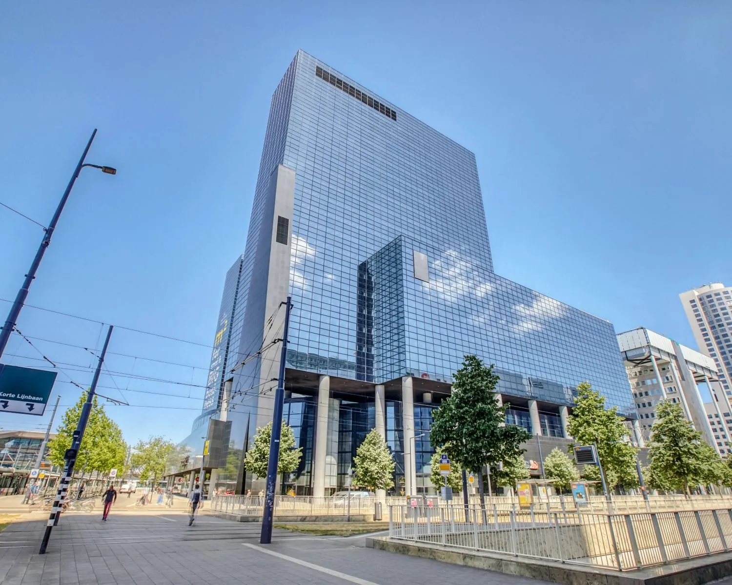 Moderne kantoortoren Delftse Poort aan het Weena 505 in Rotterdam op een zonnige dag.