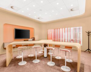 Moderne vergaderruimte in Delftse Poort in Rotterdam met een U-vormige tafel, hoge krukken en een flatscreen aan de muur.