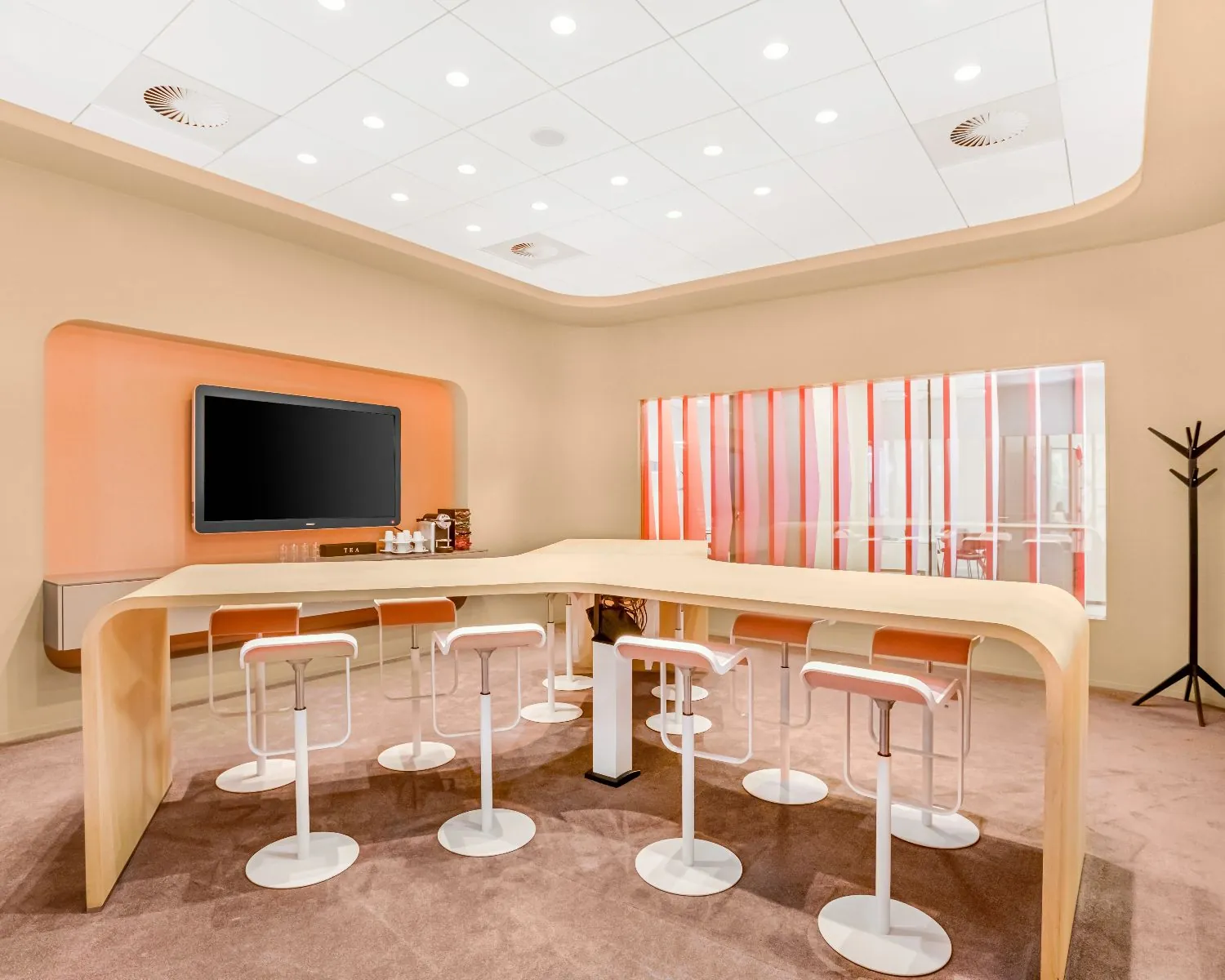 Moderne vergaderruimte in Delftse Poort in Rotterdam met een U-vormige tafel, hoge krukken en een flatscreen aan de muur.