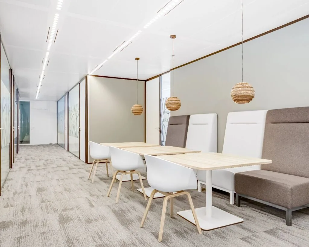 Moderne, lichte kantoorruimte in Delftse Poort aan Weena 505 in Rotterdam met strakke inrichting en zithoeken.