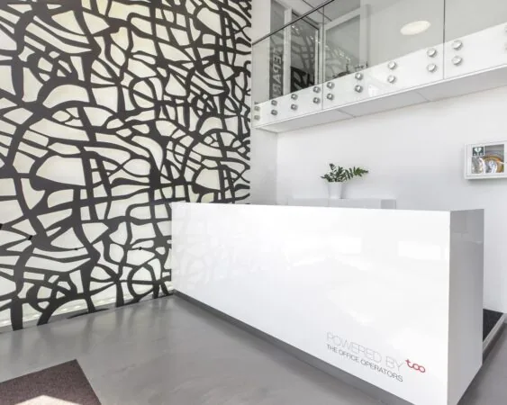 Moderne receptiebalie bij Whitepark kantoorruimte aan de Poortweg 4 in Delft, met opvallend abstract wandontwerp.