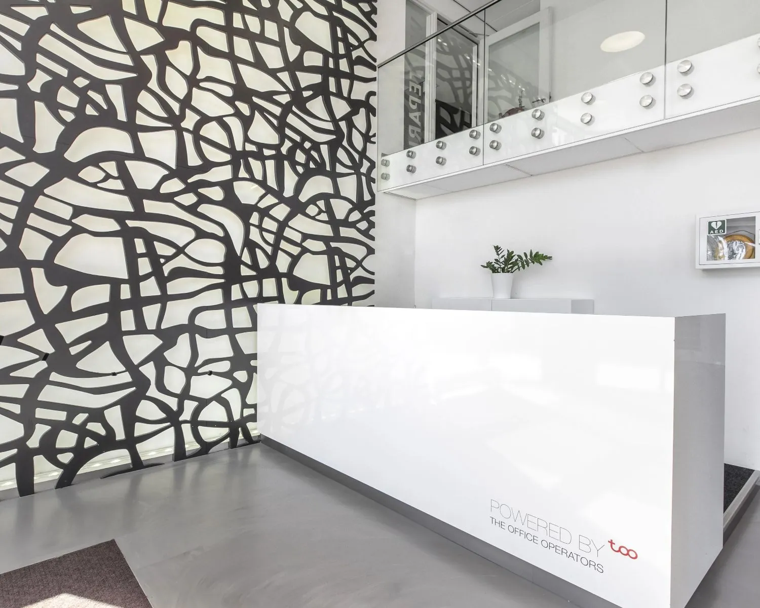 Moderne receptiebalie bij Whitepark kantoorruimte aan de Poortweg 4 in Delft, met opvallend abstract wandontwerp.