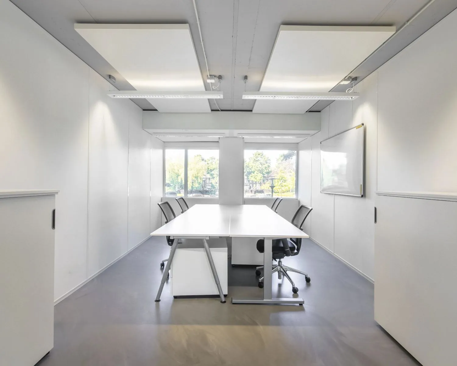 Moderne en lichte vergaderruimte in Whitepark aan de Poortweg 4 in Delft met witte wanden, glazen ramen en kantoormeubilair.