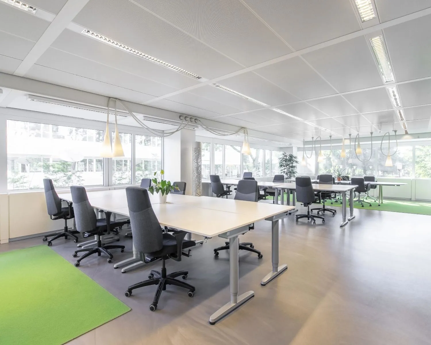 Moderne en lichte kantoorruimte in Whitepark aan de Poortweg 4 in Delft met meerdere bureaus en ergonomische bureaustoelen.