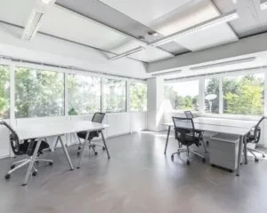 Lichte en moderne kantoorruimte met meerdere bureaus en stoelen in Whitepark, Poortweg 4, Delft.