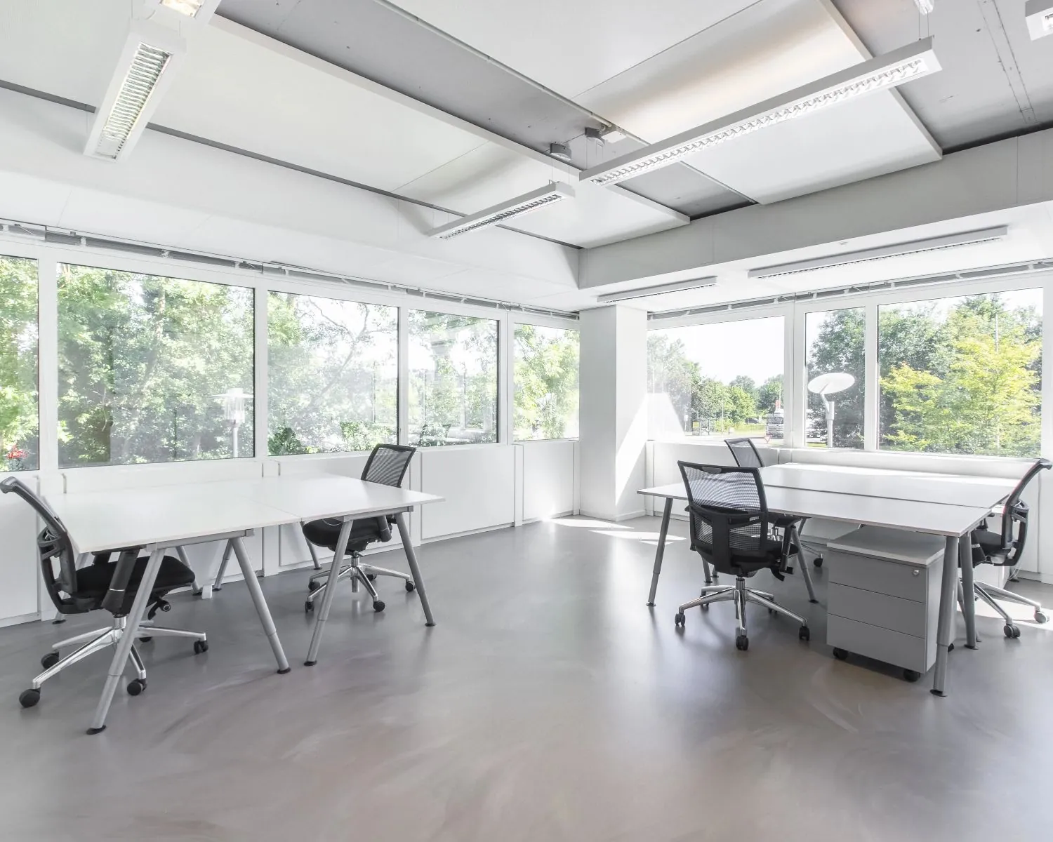 Lichte en moderne kantoorruimte met meerdere bureaus en stoelen in Whitepark, Poortweg 4, Delft.