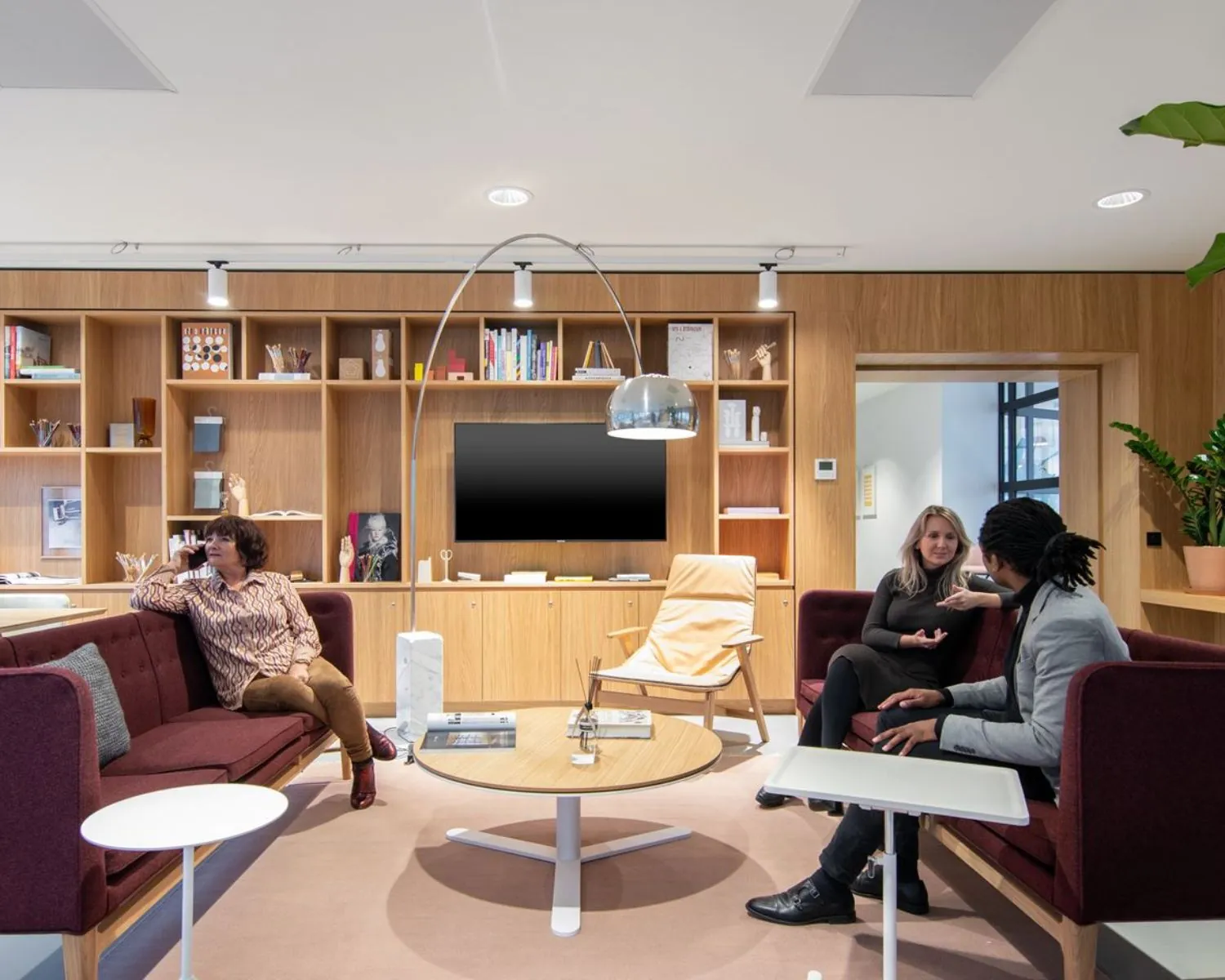 Moderne en sfeervolle kantoorruimte met zithoek en houten wandmeubel in Schimmelt 2-16, Eindhoven.