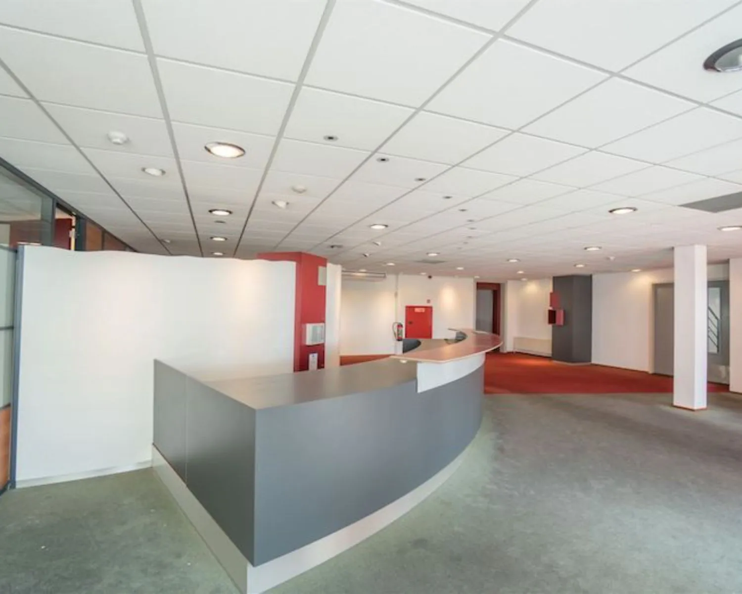 Moderne kantoorruimte met een ruime receptiebalie in Reeuwijkse Poort 114.