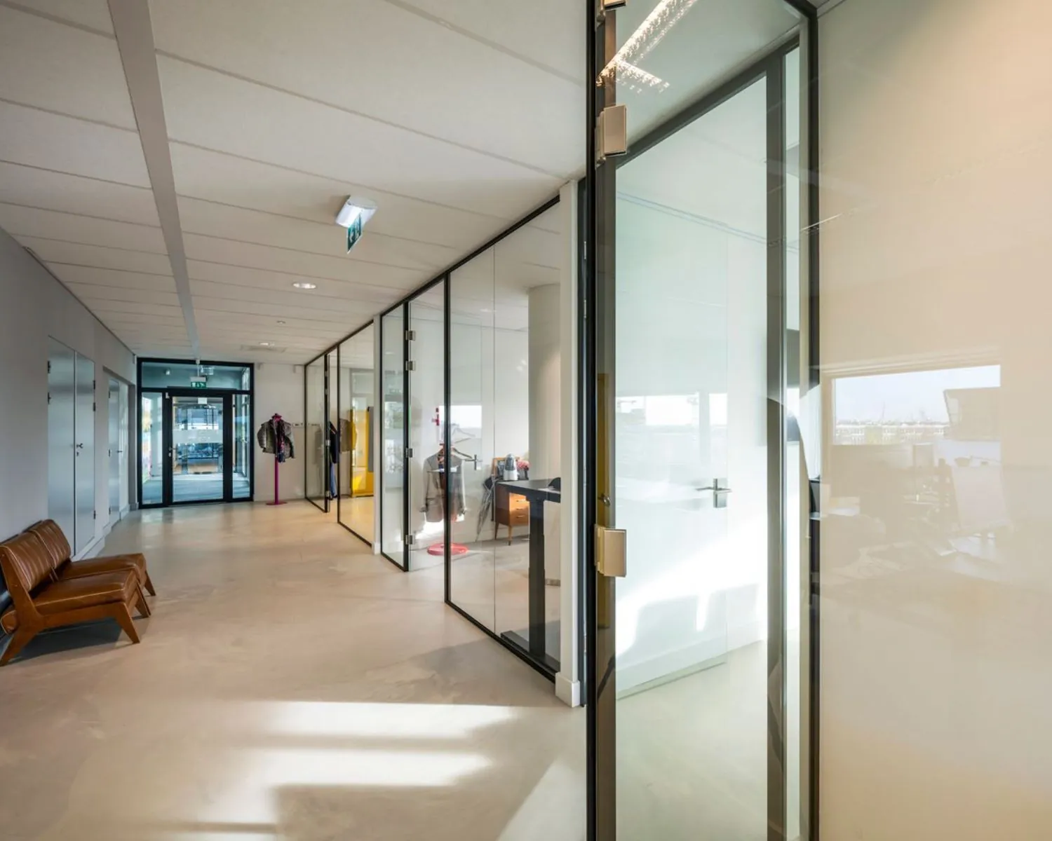 Moderne kantoorruimte met glazen wanden en strakke afwerking aan het Rietlandpark 301 in Amsterdam.