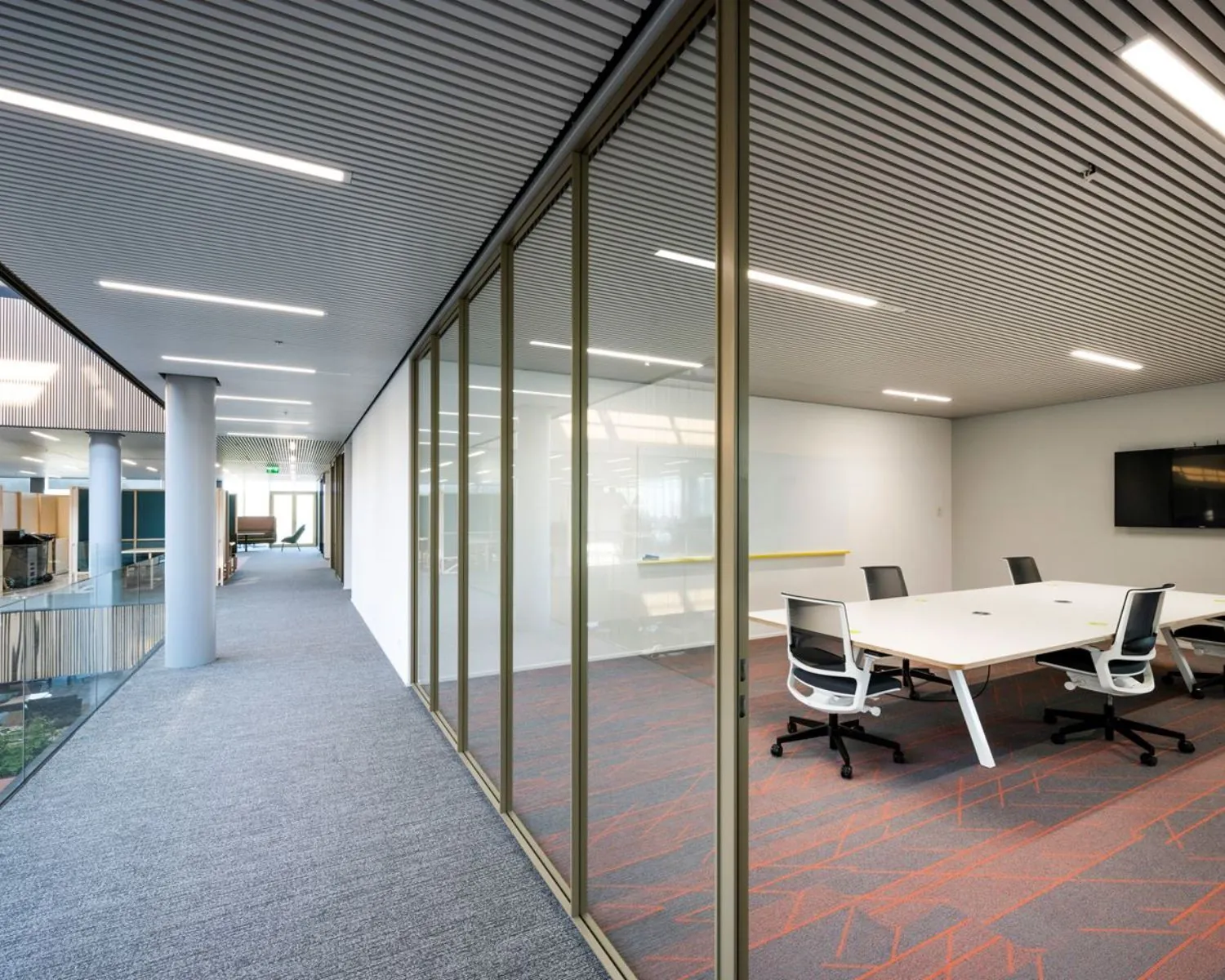 Moderne kantoorruimte met glazen vergaderruimte aan de Taurusavenue 165 in Hoofddorp.