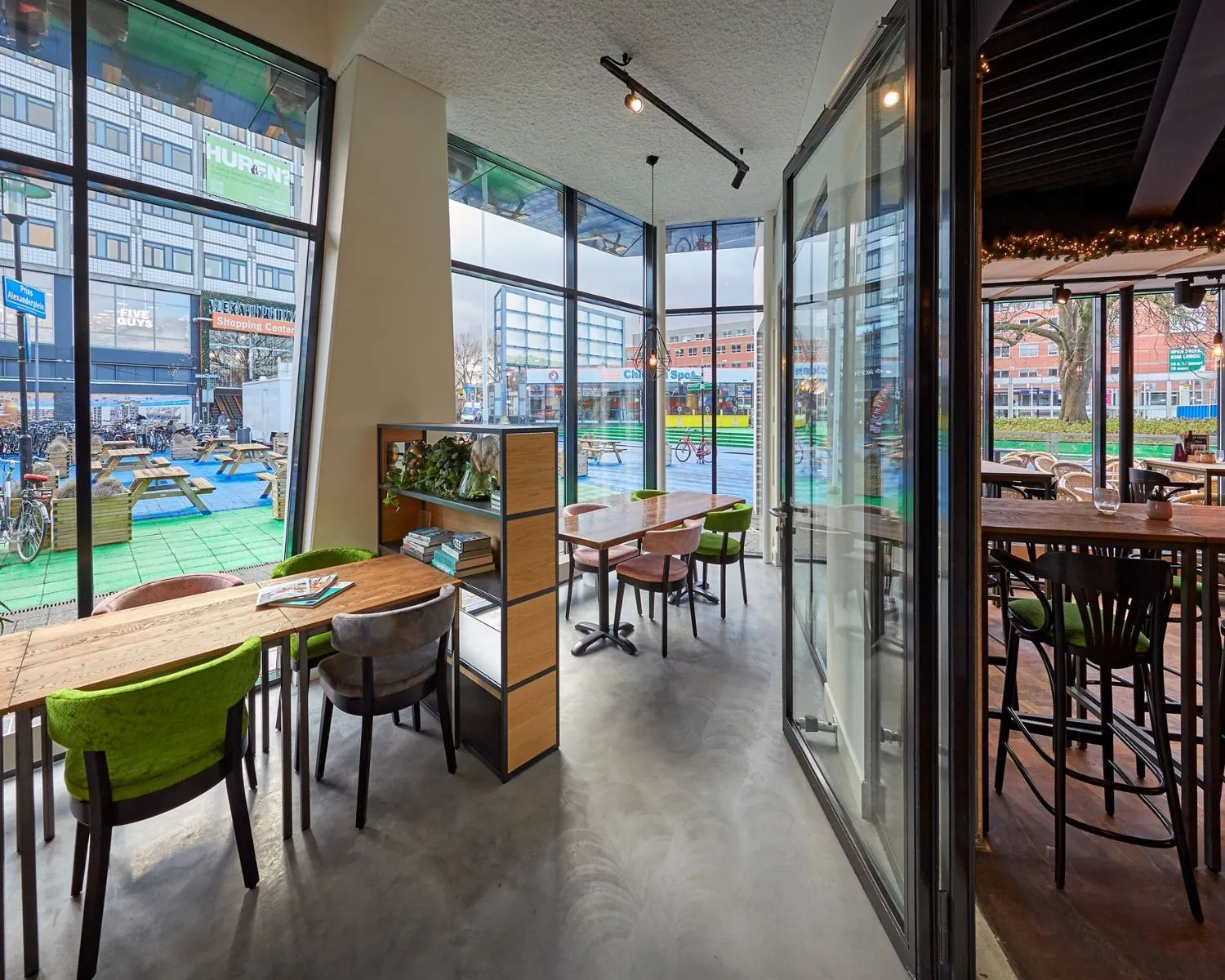 Moderne kantoorruimte met grote ramen en uitzicht op het Prins Alexanderplein in Rotterdam.