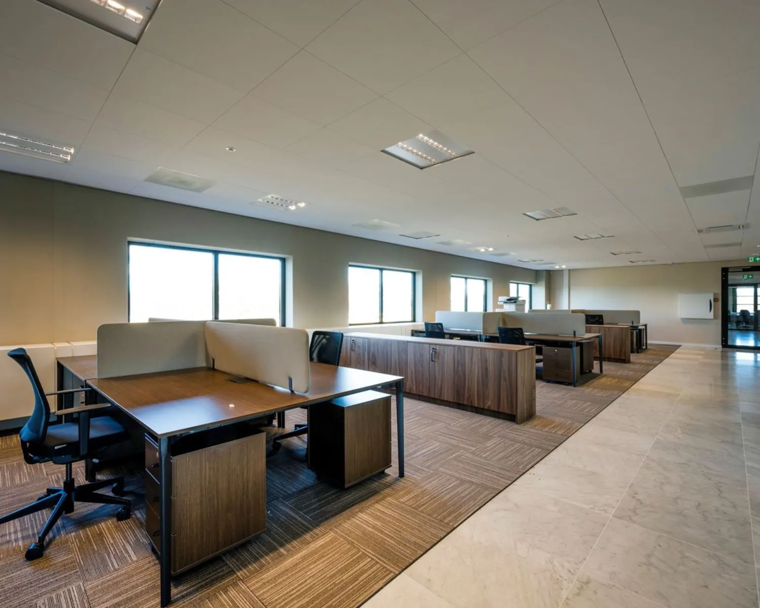 Moderne, ruime kantoorruimte met meerdere werkplekken aan de Wegalaan 35 in Hoofddorp.