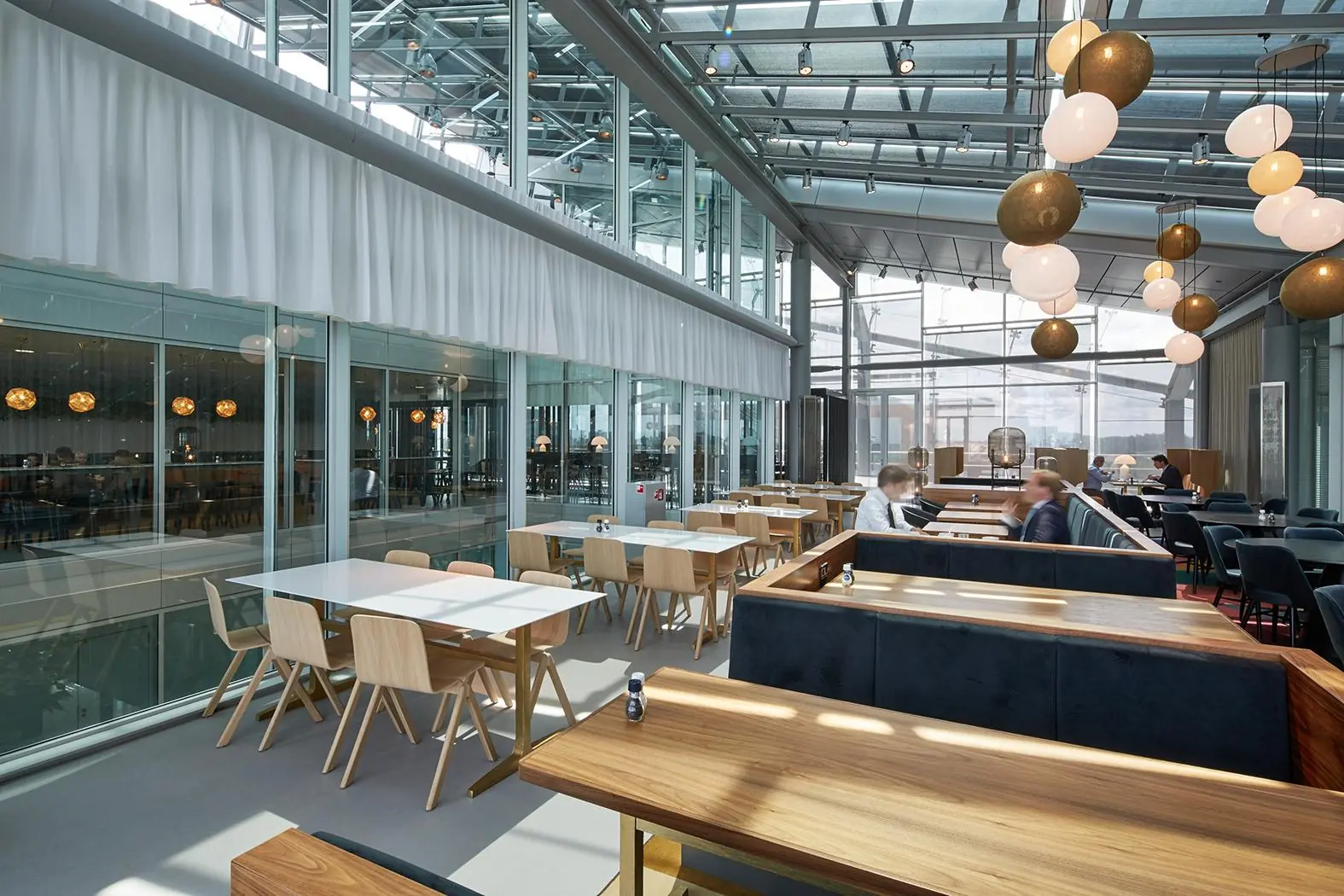 Moderne, ruim opgezette eet- en vergaderruimte aan de Amstelveenseweg met grote glazen wanden en sfeervolle verlichting.