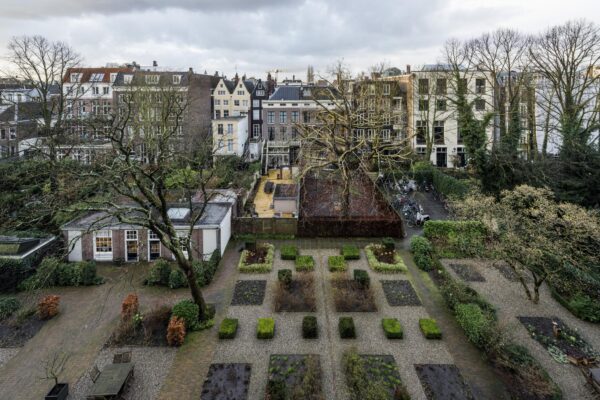 Uitzicht op de achtertuinen en klassieke grachtenpanden aan de Herengracht in Amsterdam.