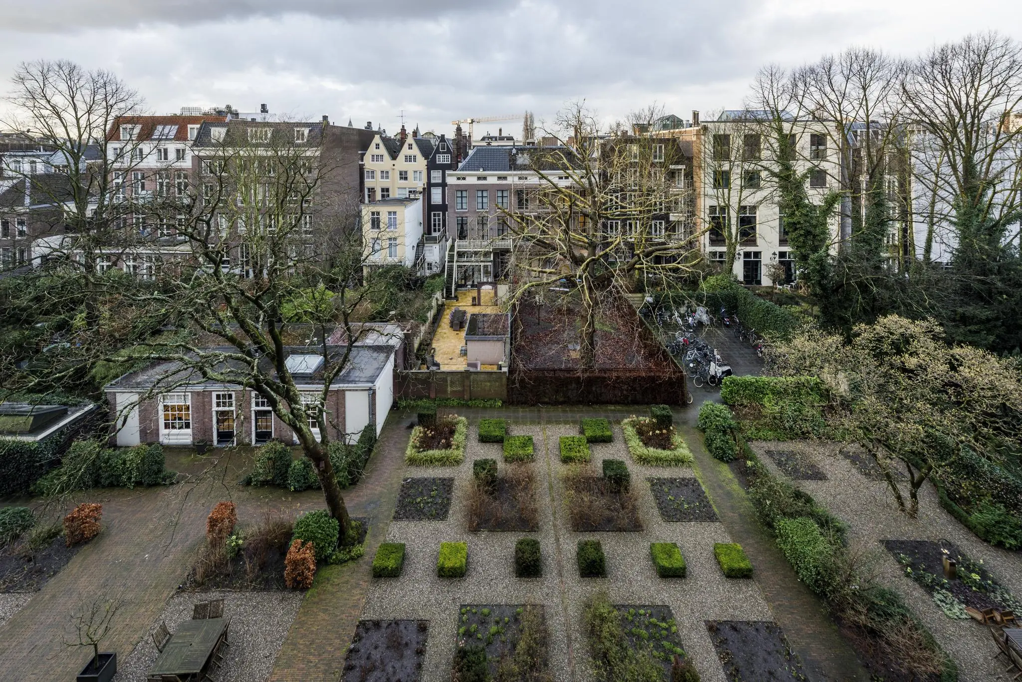 Uitzicht op de achtertuinen en klassieke grachtenpanden aan de Herengracht in Amsterdam.