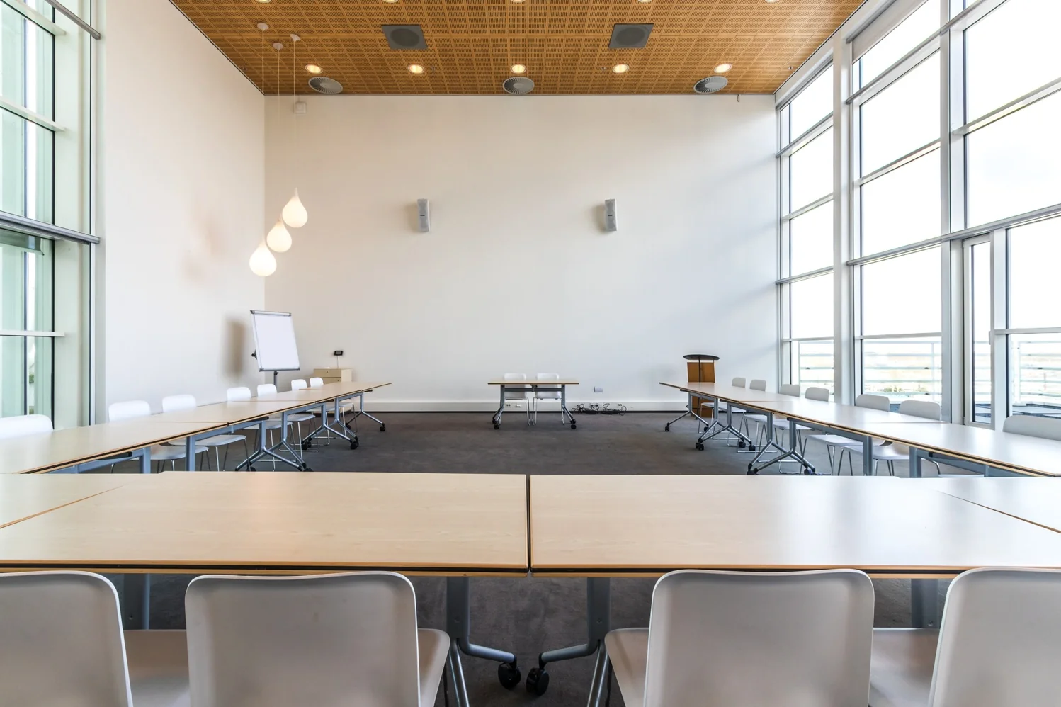 Vergaderruimte aan de Reactorweg met grote ramen, opstelling in U-vorm en moderne inrichting.