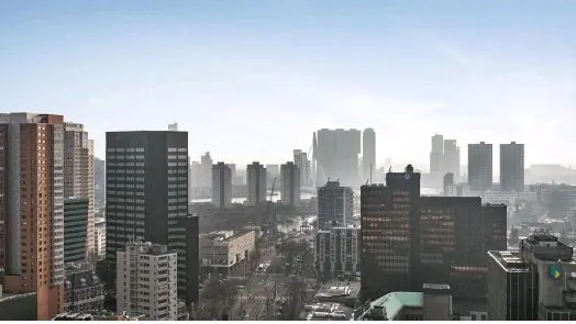 Uitzicht op de skyline van Rotterdam met hoogbouw langs de Coolsingel op een heldere dag.
