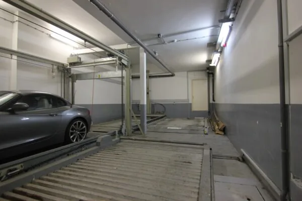 Ondergrondse parkeergarage met een autoliftsysteem aan de Keizersgracht.