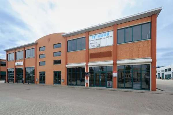 Modern kantoorgebouw aan de Sydneystraat met meerdere units te huur.