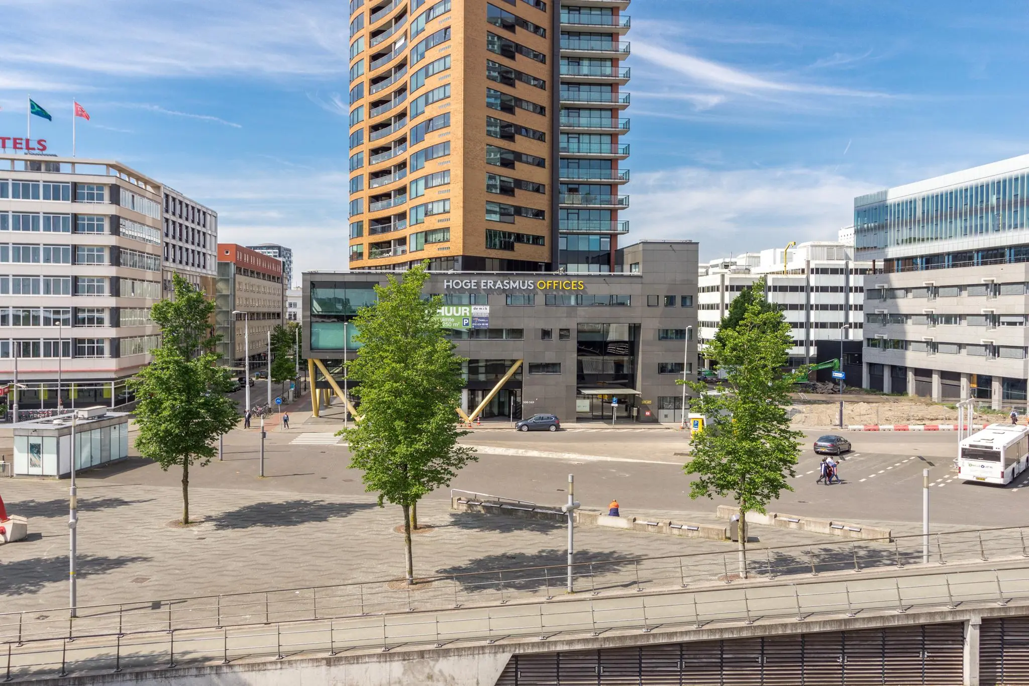 Stadsplein Willemsplein in Rotterdam met op de achtergrond het kantoorgebouw Hoge Erasmus Offices.