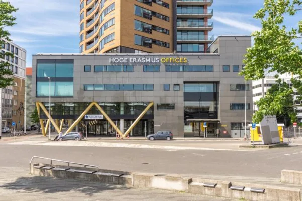 Voorgevel van het kantoorgebouw Hoge Erasmus Offices aan het Willemsplein in Rotterdam.