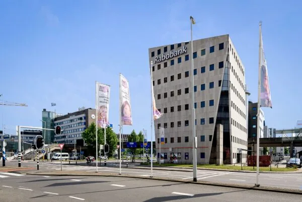 Straatbeeld van de Twentestraat in Enschede met het Rabobank-gebouw prominent in beeld.