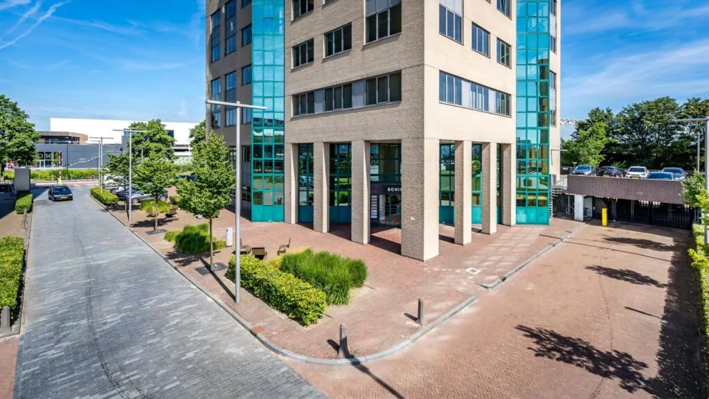 Kantoorgebouw aan de Overschieseweg met moderne gevel en glazen elementen, gezien vanaf straatniveau.
