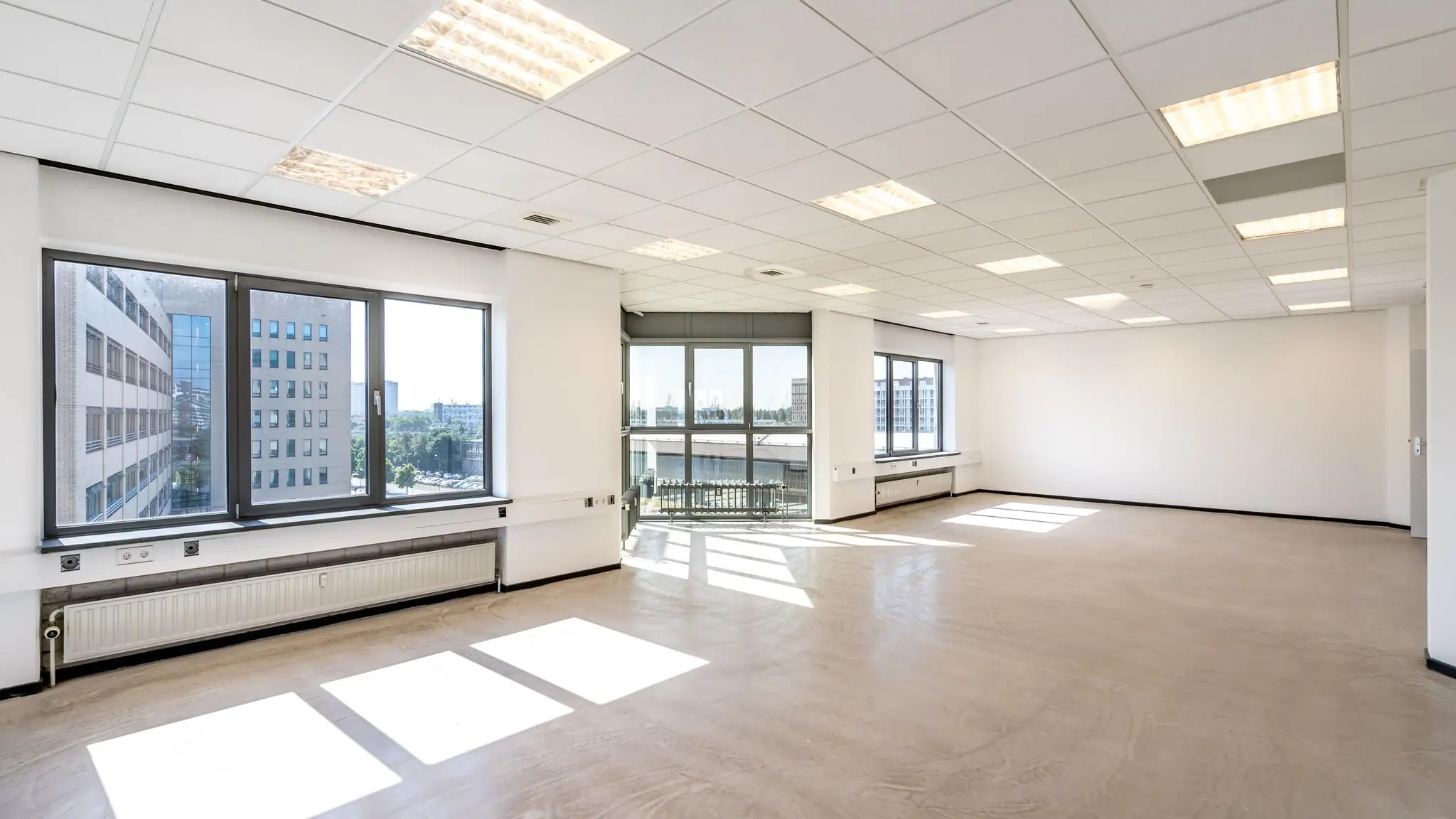 Licht en modern kantoorpand aan de Overschieseweg met grote ramen en systeemplafond.